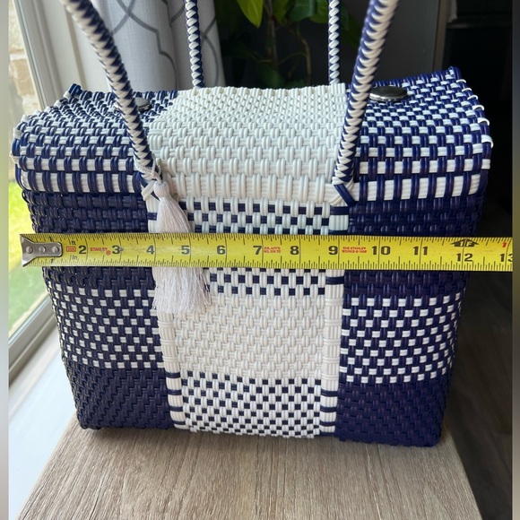 Such a beautiful mix of colors. An elegant and sophisticated way to go out. - Picture 10 of 11